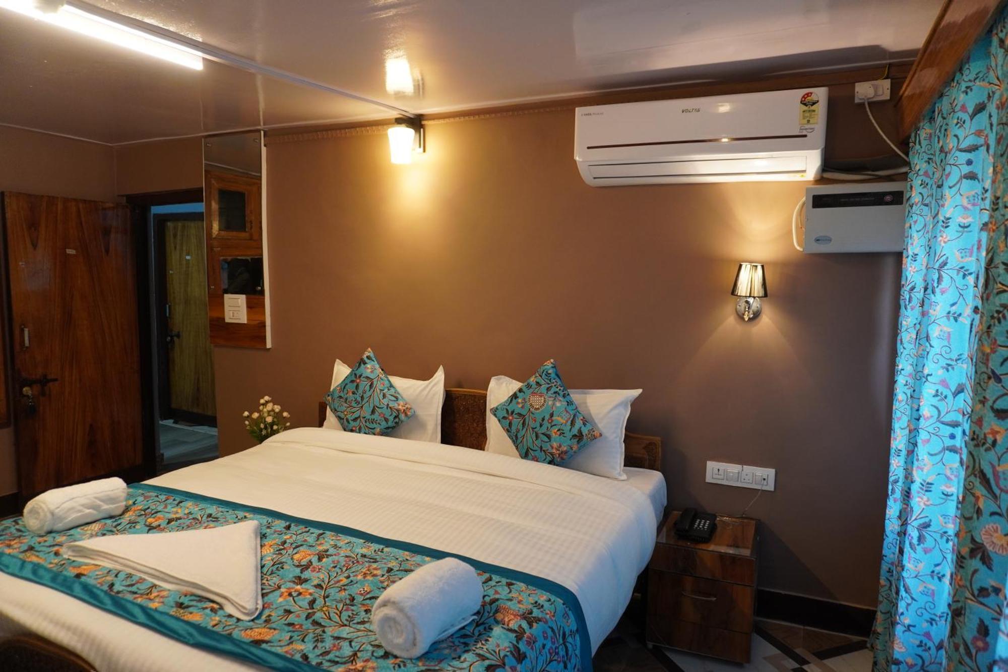 Hotel Arbor Srinagar  Exterior photo